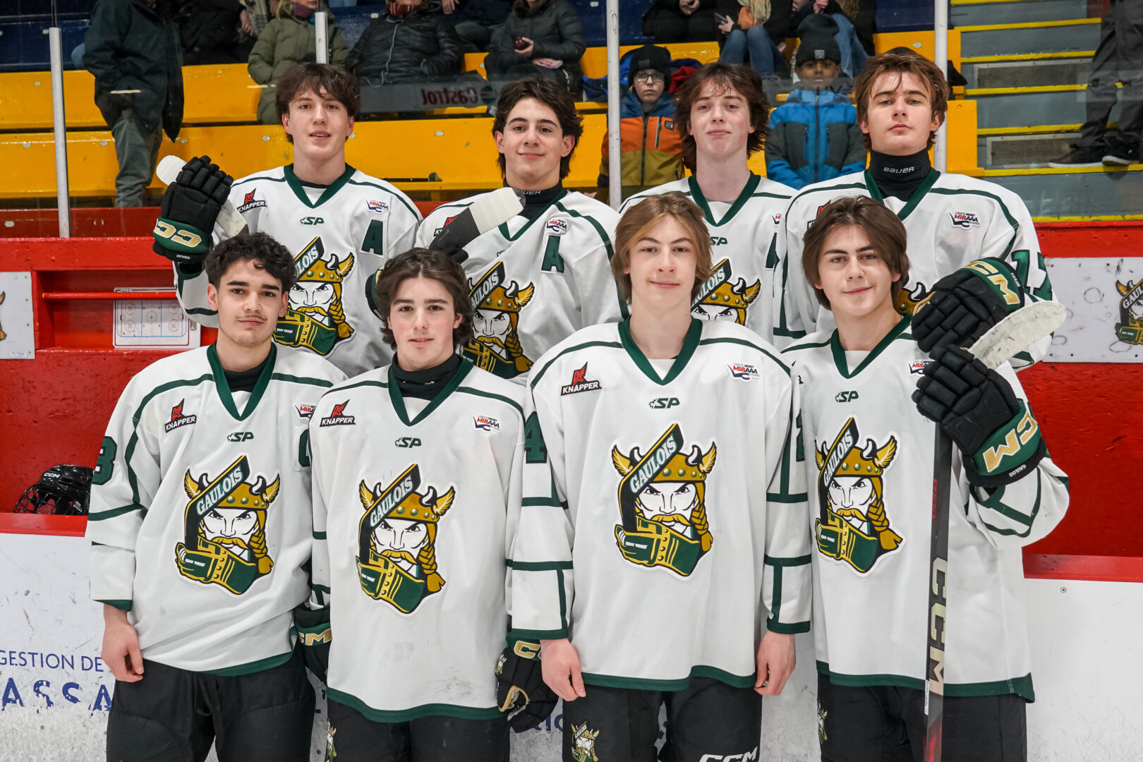 Huit joueurs des Gaulois ont marqué dans la victoire historique contre les Lions. Il s’agit de (en bas) Mathieu Tessier, Arnaud Lucier, Dylan Dumont et Emrick Nolette-Robidoux, ainsi que (en haut) Mathieu Perron, Niko El Khouri, Yoan Noiseux et Elliot Bibeau-Rivard.Photo François Larivière | Le Courrier ©