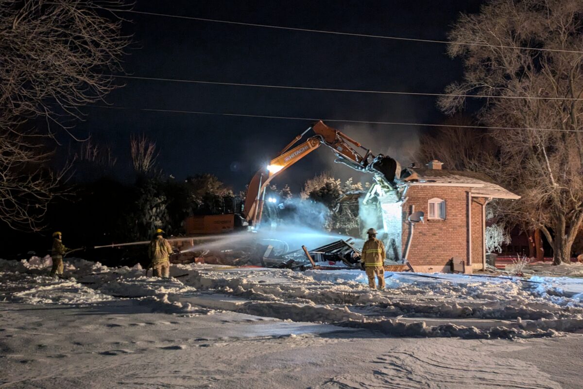 Une résidence du chemin du Rapide-Plat Nord, à Saint-Hyacinthe, a été ravagée par les flammes, le 7 février. Photo Adam Bolestridge | Le Courrier ©