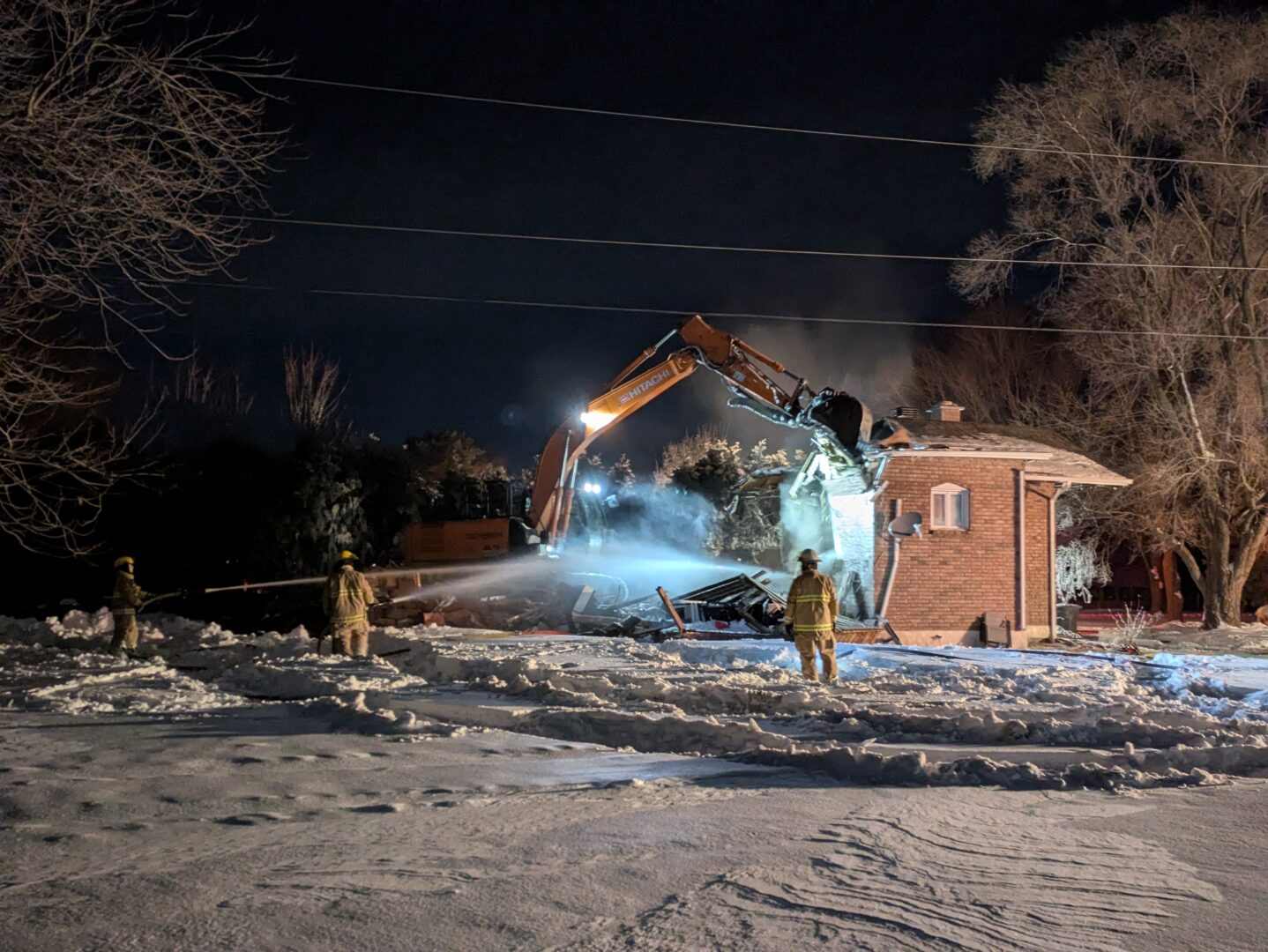 Une résidence du chemin du Rapide-Plat Nord, à Saint-Hyacinthe, a été ravagée par les flammes, le 7 février. Photo Adam Bolestridge | Le Courrier ©