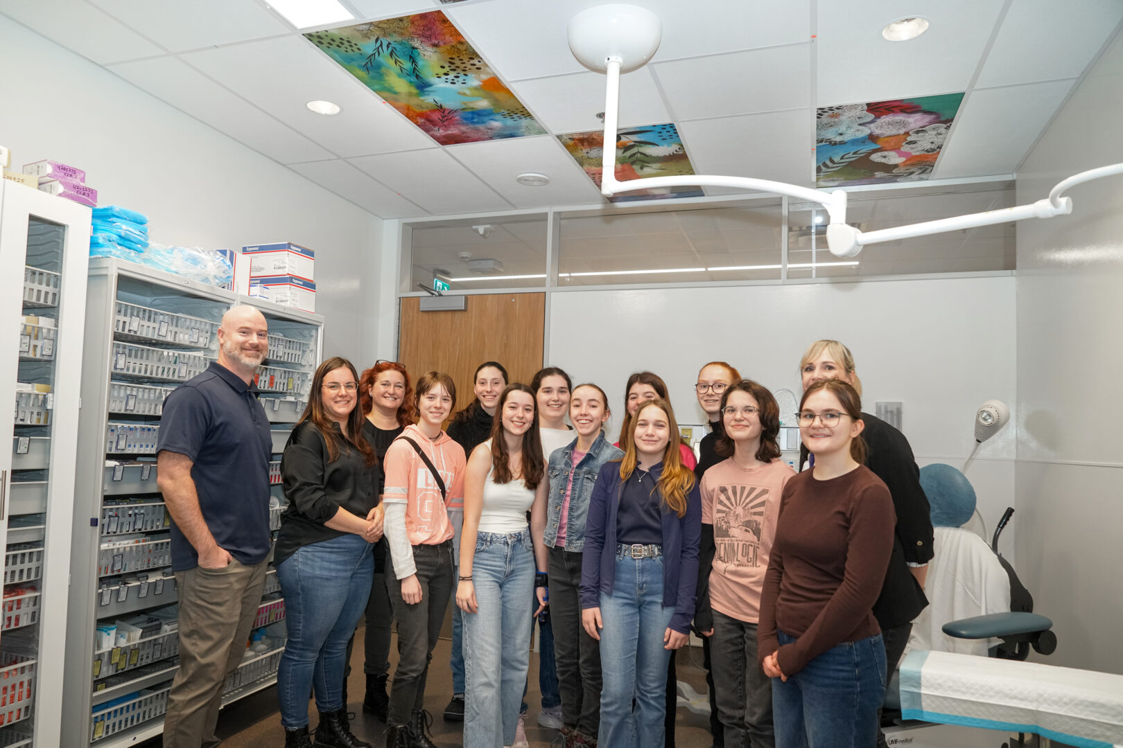 Des élèves de la concentration en arts de l’école secondaire Casavant ont conçu des œuvres afin qu’elles soient installées au plafond de certaines salles de l’urgence de l’hôpital Honoré-Mercier. Photo François Larivière | Le Courrier ©