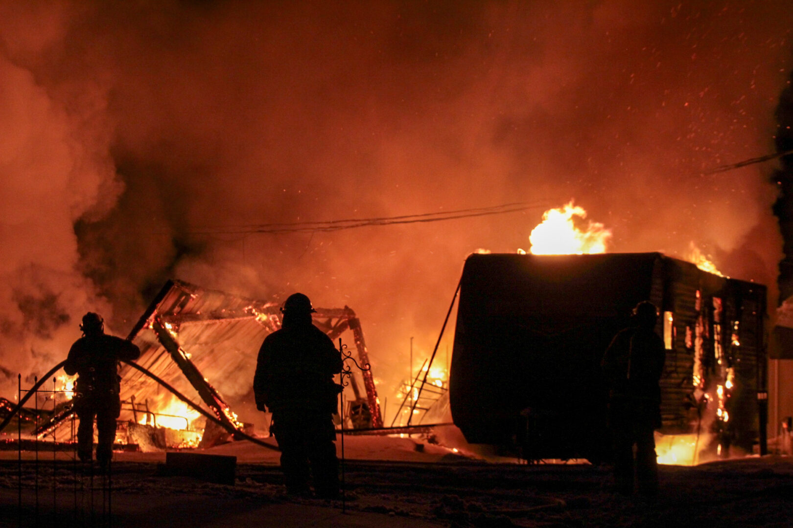Un incendie suspect a complètement ravagé trois roulettes au Camping Plage La Liberté, le 11 mars au matin. Photo Adam Bolestridge | Le Courrier ©
