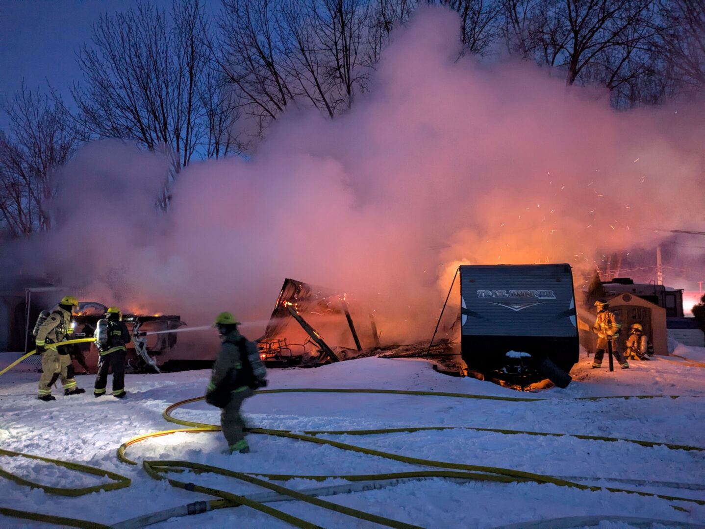 Une trentaine de pompiers ont combattu les flammes. Photo Adam Bolestridge | Le Courrier ©