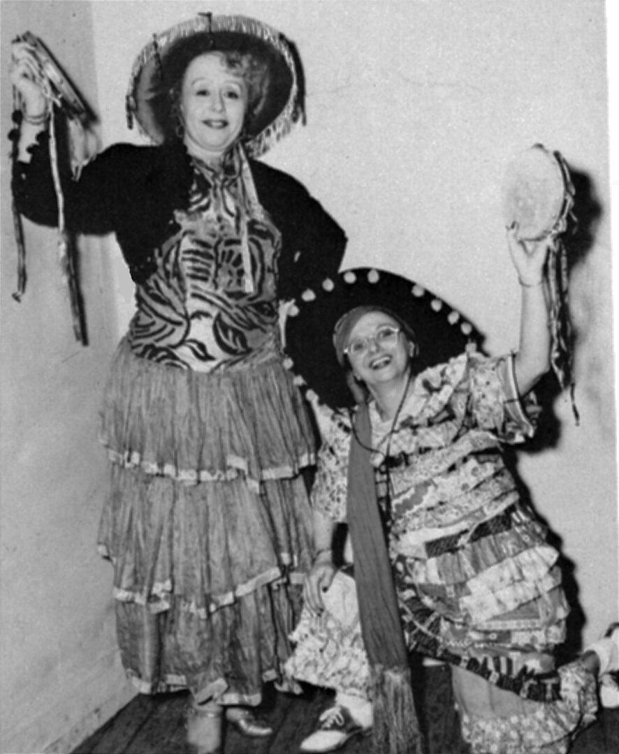 Juliette Pétrie, debout, et la Poune en 1945. Photo tirée du livre Quand on revoit tout ça!