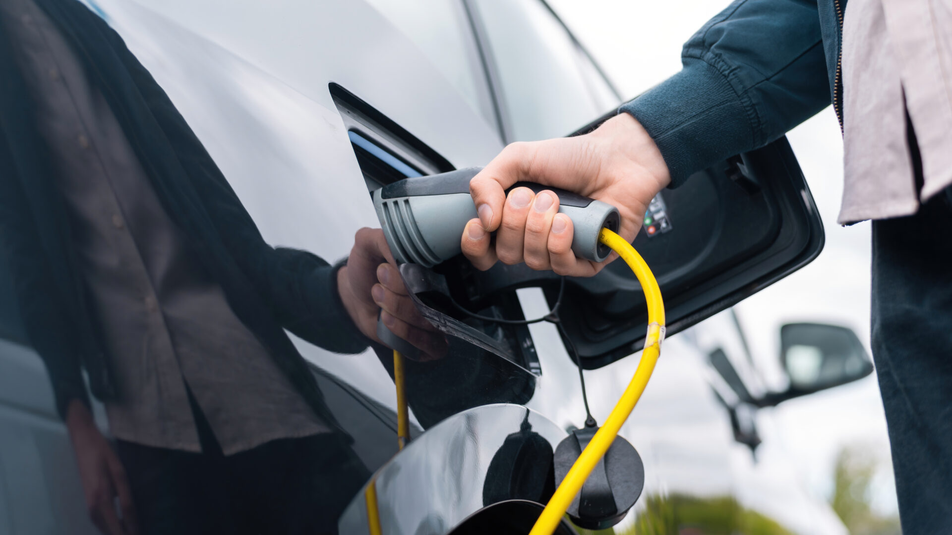 Les ventes de véhicules électriques sont en baisse alors que les programmes de subventions des deux paliers gouvernementaux sont suspendus et que les prix demeurent inchangés. Photo Freepik