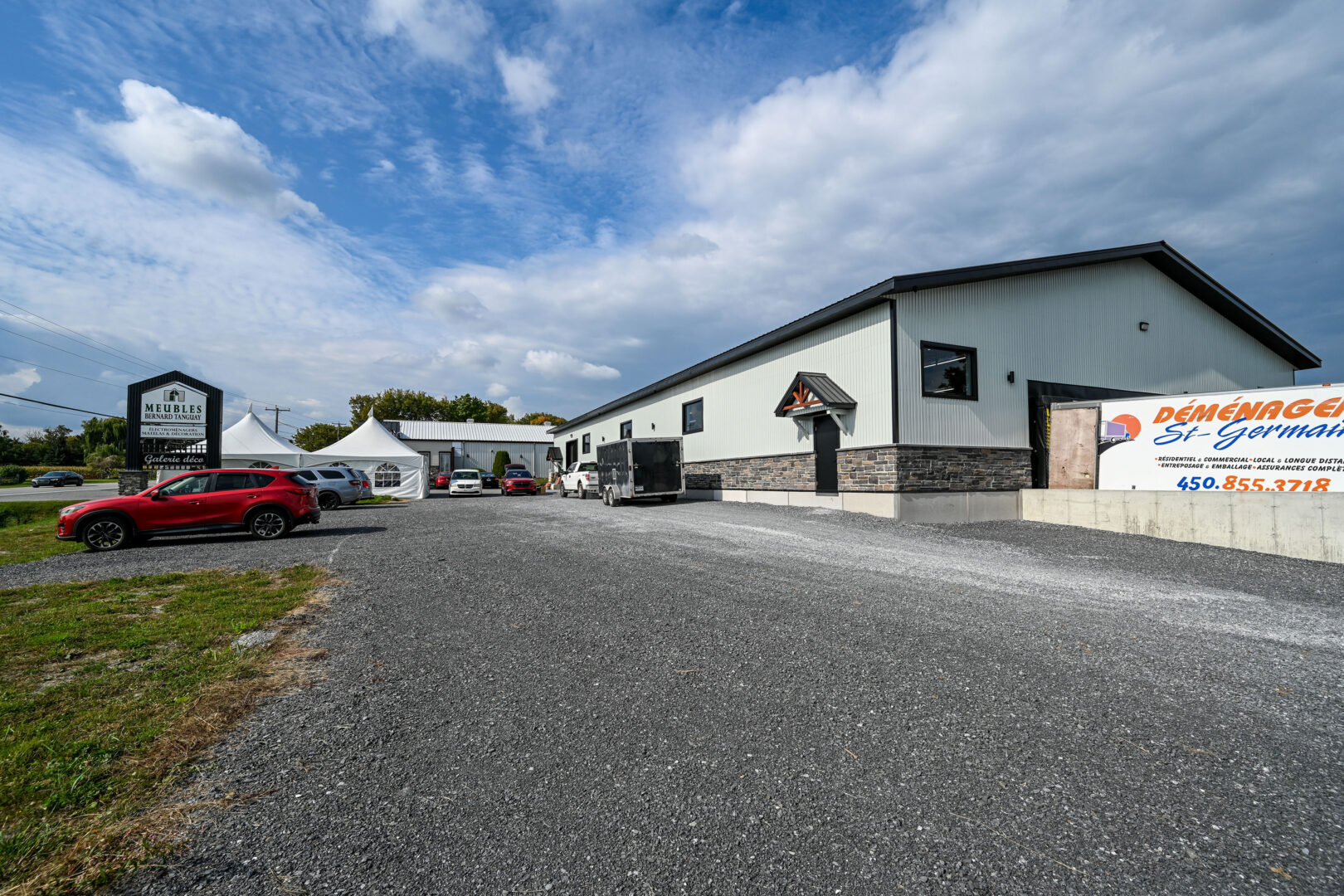 L’entreprise Meubles Bernard Tanguay est installée à Saint-Dominique depuis 1973 et a inauguré cet automne son tout nouvel entrepôt. Photo François Larivière | Le Courrier ©