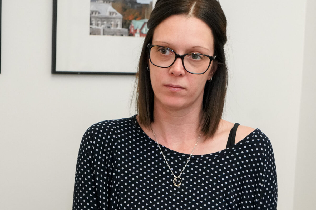 Isabelle Chabot a besoin de plus de 12 000 $ pour traiter son traumatisme crânien, car tous les services lui sont refusés dans le système de santé public. Photo François Larivière | Le Courrier ©