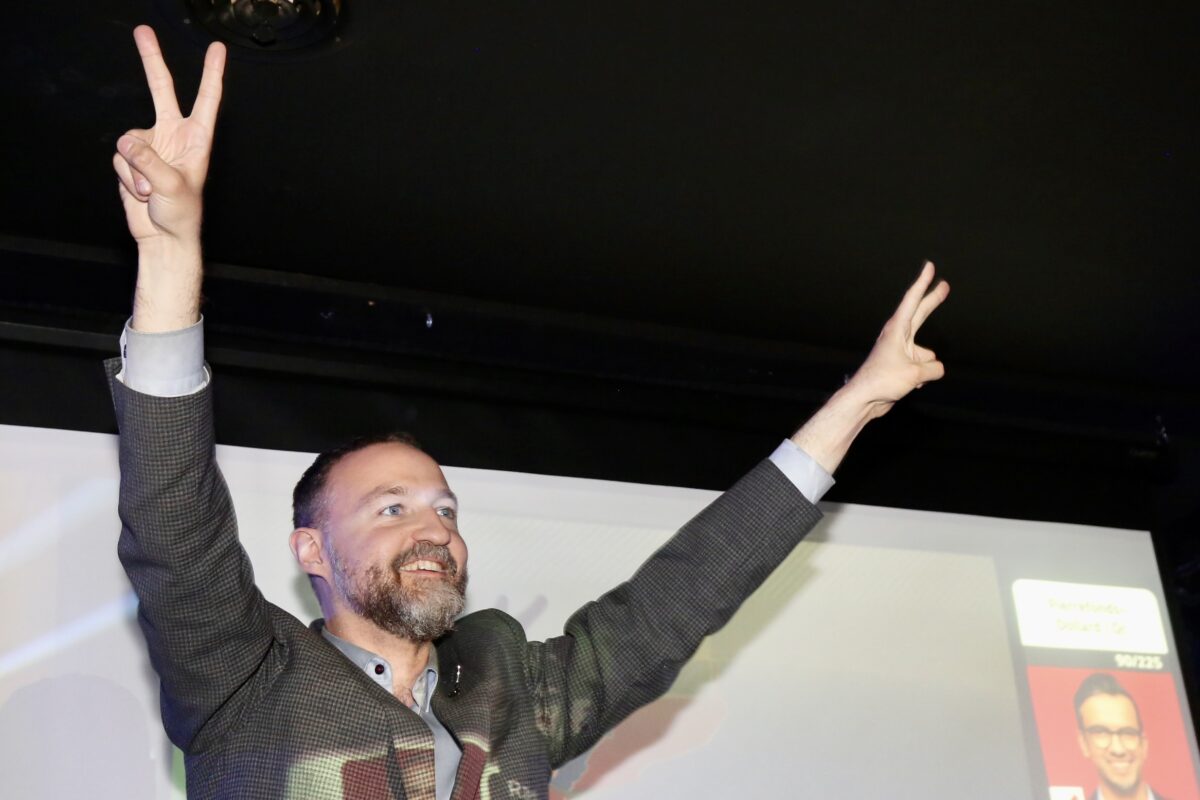 Le député Simon-Pierre Savard-Tremblay a célébré sa troisième victoire au terme de la soirée électorale de lundi.