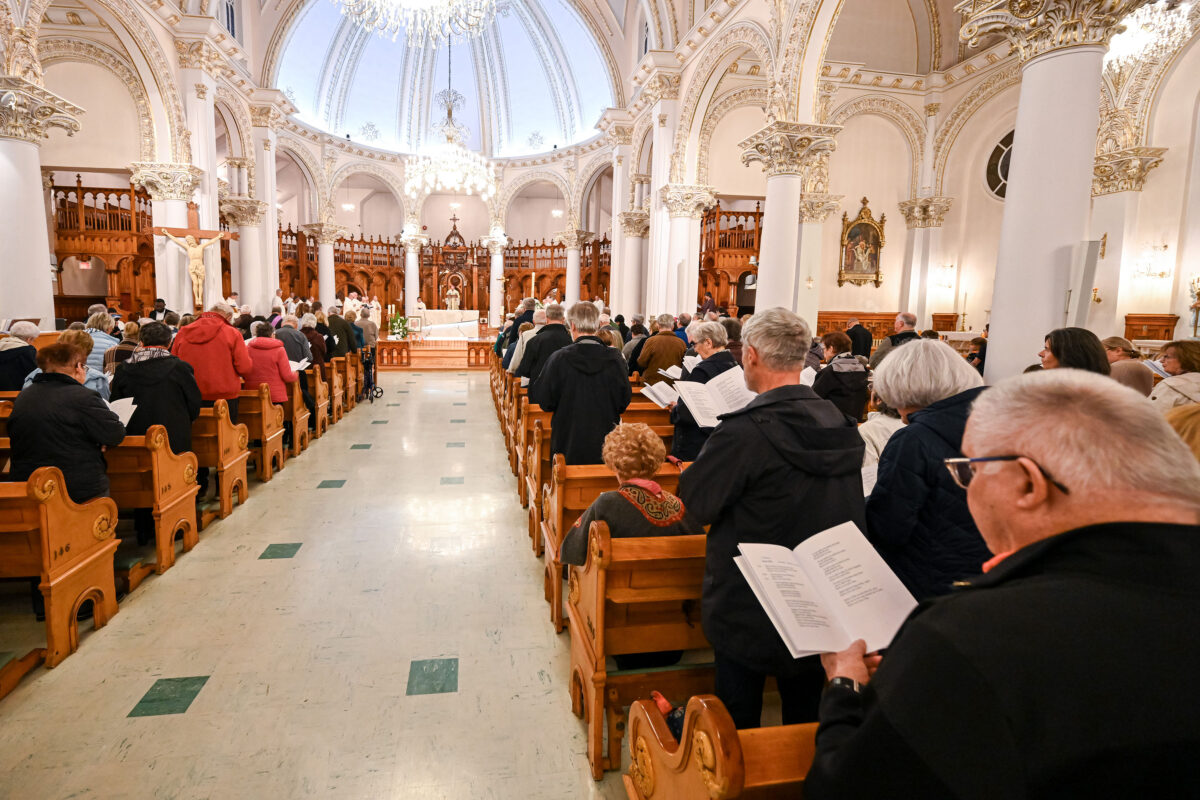 Plus d’une centaine de fidèles ont pris part à la messe célébrée en hommage au pape François, le 25 avril, à la cathédrale de Saint-Hyacinthe. Photo François Larivière | Le Courrier ©