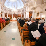 Plus d’une centaine de fidèles ont pris part à la messe célébrée en hommage au pape François, le 25 avril, à la cathédrale de Saint-Hyacinthe. Photo François Larivière | Le Courrier ©