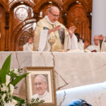 C’est l’évêque du Diocèse de Saint-Hyacinthe, Mgr Christian Rodembourg, qui a livré l’homélie relatant les enseignements marquants du pape. Photo François Larivière | Le Courrier ©