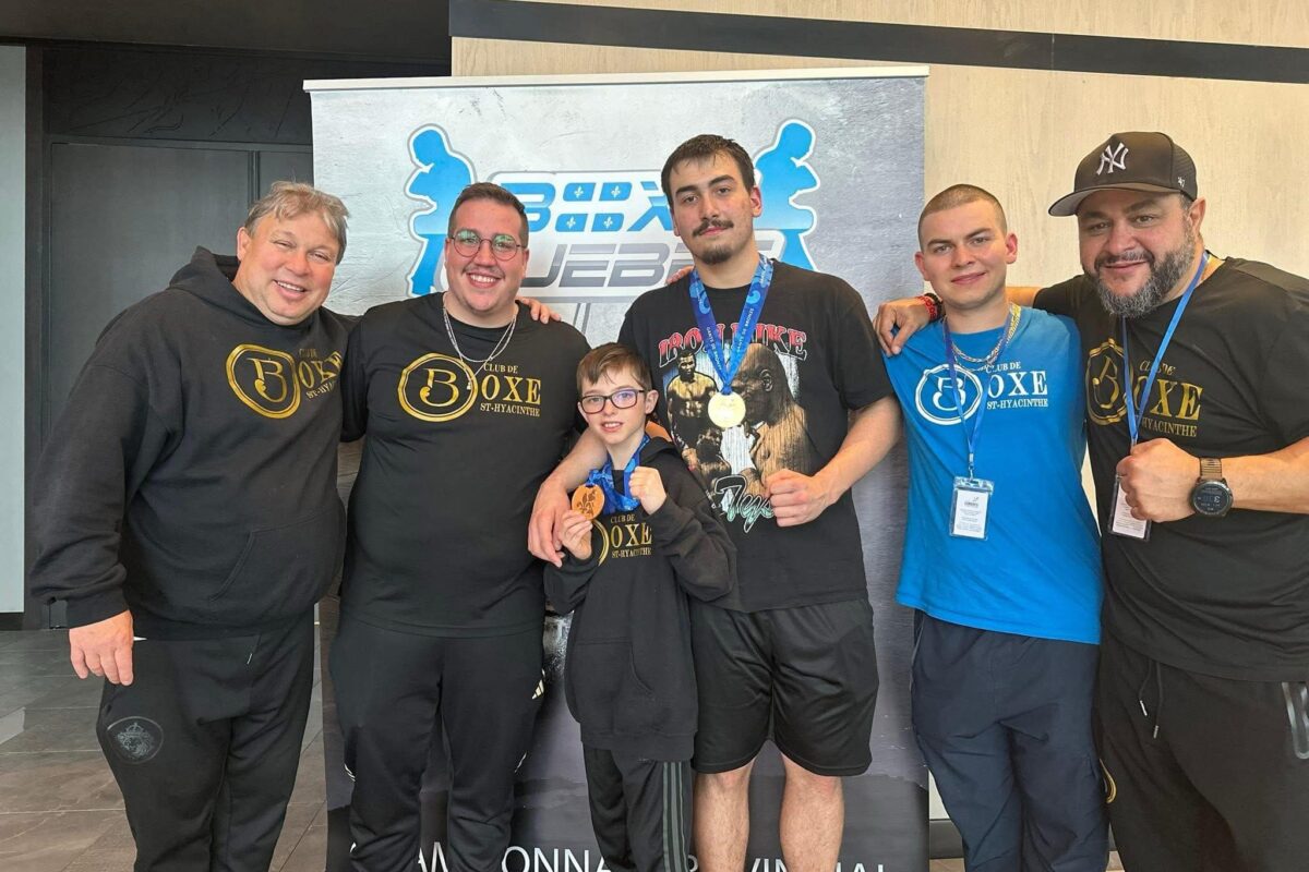 Les entraîneurs du Club de boxe de Saint-Hyacinthe, Marc Seyer, Maxime Landry, Anthony Seyer et Tony Boudopoulos, entourent Félix Lusignant, médaillé de bronze, et Mathis Royer, champion de la catégorie junior de plus de 90 kg. Photo gracieuseté