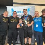 Les entraîneurs du Club de boxe de Saint-Hyacinthe, Marc Seyer, Maxime Landry, Anthony Seyer et Tony Boudopoulos, entourent Félix Lusignant, médaillé de bronze, et Mathis Royer, champion de la catégorie junior de plus de 90 kg. Photo gracieuseté