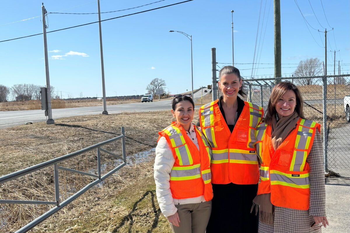 Chantal Soucy, députée de Saint-Hyacinthe, en compagnie de Geneviève Guilbault, ministre des Transports et de la Mobilité durable, et de Louise Arpin, mairesse de La Présentation, à proximité de l’intersection du Grand Rang et de la bretelle de l’autoroute 20 est qui sera modifiée pour être plus sécuritaire après 10 ans de mobilisation en ce sens. Photo gracieuseté
