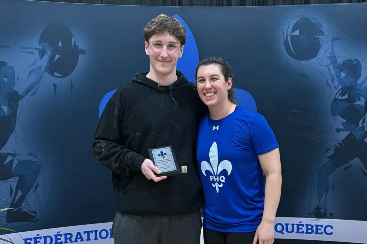 L’haltérophile Henri Prince pose en compagnie de Tali Darsigny, maintenant entraîneuse au sein du club La Machine Rouge, après avoir été nommé le meilleur leveur au Tournoi provincial des Jeunes Louis-Cyr. Photo gracieuseté