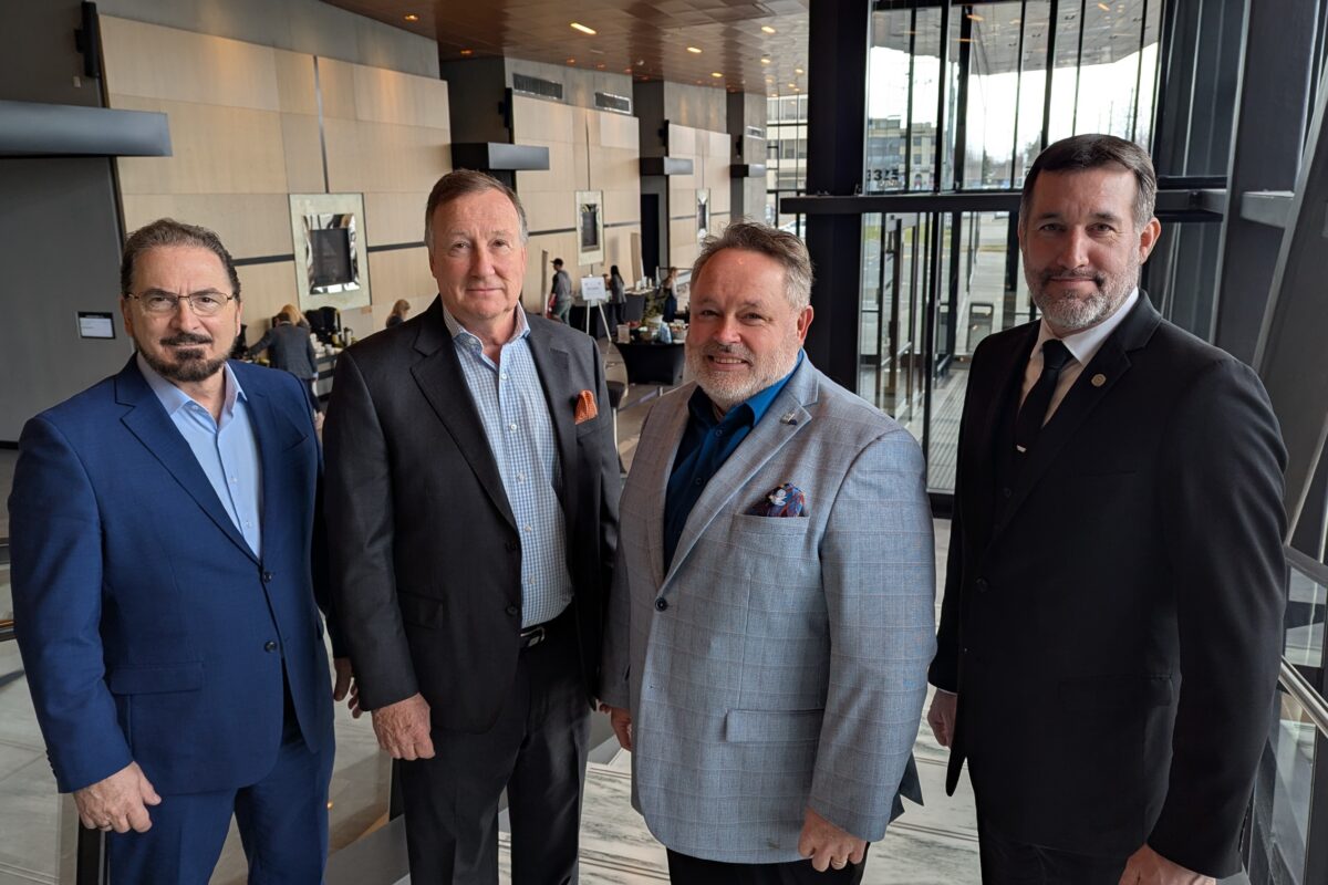 Le vice-président division hôtelière de Beauward Immobilier, Sylvain Sirard, le président et chef de la direction de Beauward Immobilier, Marc Bibeau, le maire de Saint-Hyacinthe, André Beauregard, et le directeur général du Centre de congrès, Bryan Bélanger. Photo gracieuseté