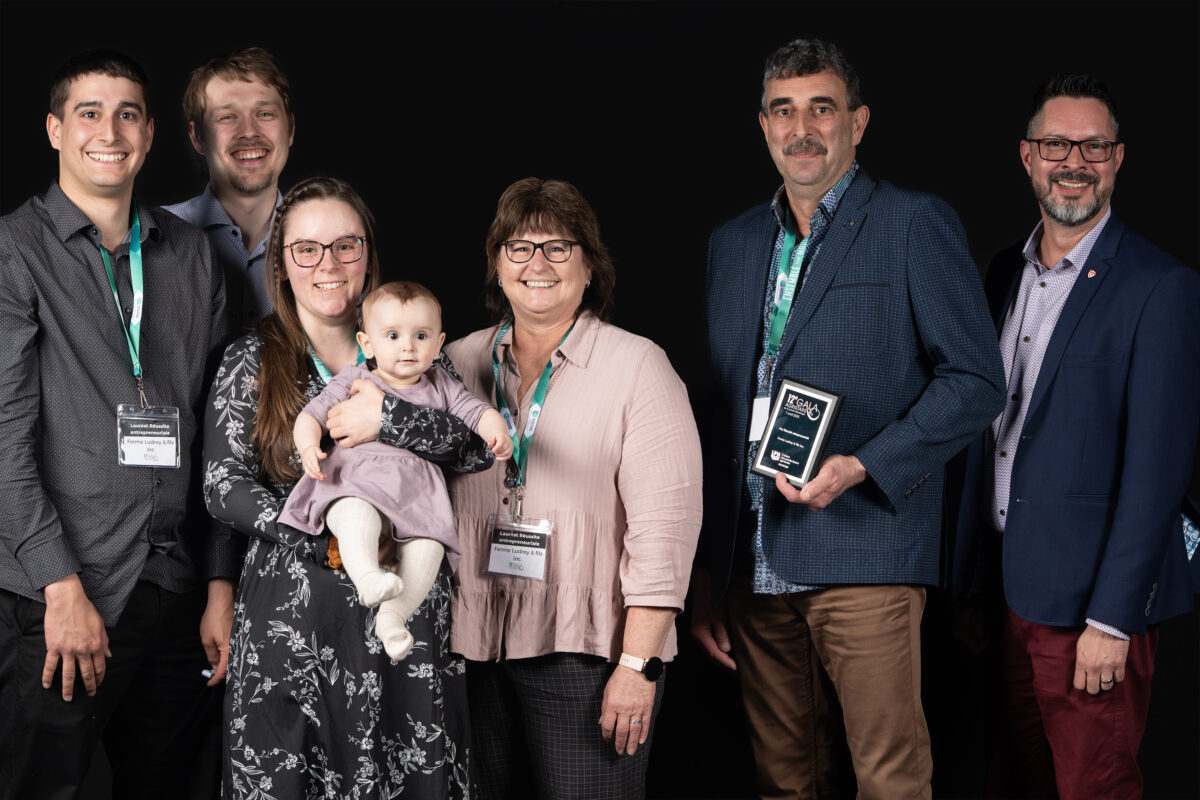 Le prix Réussite entrepreneuriale 2025 a été remis à la Ferme Ludrey et Fils, de Saint-Valérien-de-Milton, par Pascal Thériault, de l’Université McGill. Photo gracieuseté