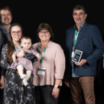 Le prix Réussite entrepreneuriale 2025 a été remis à la Ferme Ludrey et Fils, de Saint-Valérien-de-Milton, par Pascal Thériault, de l’Université McGill. Photo gracieuseté