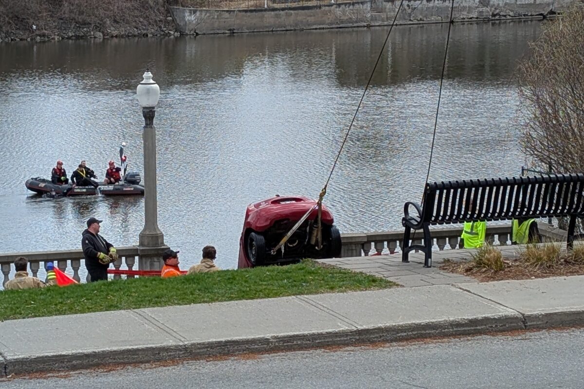 Le corps d’une Maskoutaine a été retrouvé dans la voiture qui a été repêchée de la rivière Yamaska, le 24 avril. Photo Adam Bolestridge | Le Courrier ©
