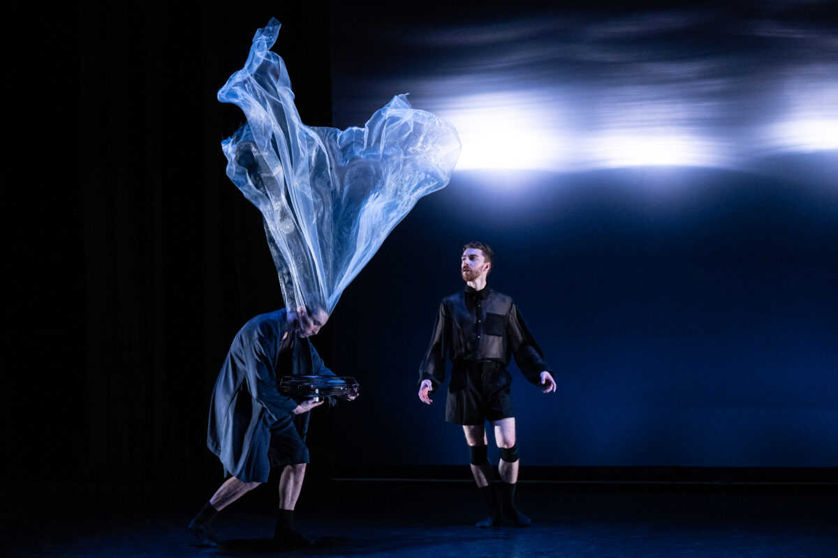 Le danseur maskoutain Danny Morissette (à gauche) fait partie de la troupe du spectacle Minuit quelque part qui s’arrêtera au Centre des arts Juliette-Lassonde le 17 avril. Photo Sylvie-Ann Paré