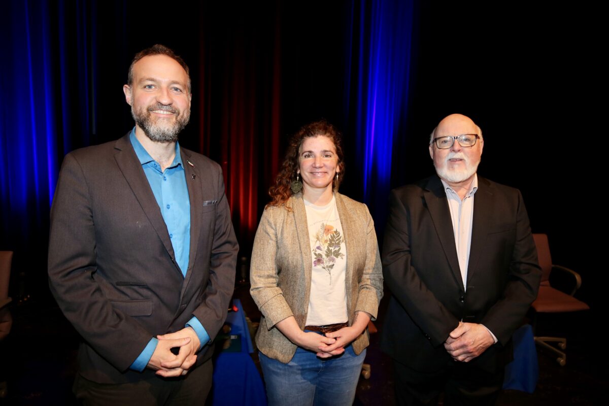 De gauche à droite, les trois débatteurs Simon-Pierre Savard-Tremblay (BQ), Mélanie Bédard (PLC) et Gaëtan Deschênes (PCC). Photo Robert Gosselin | Le Courrier ©