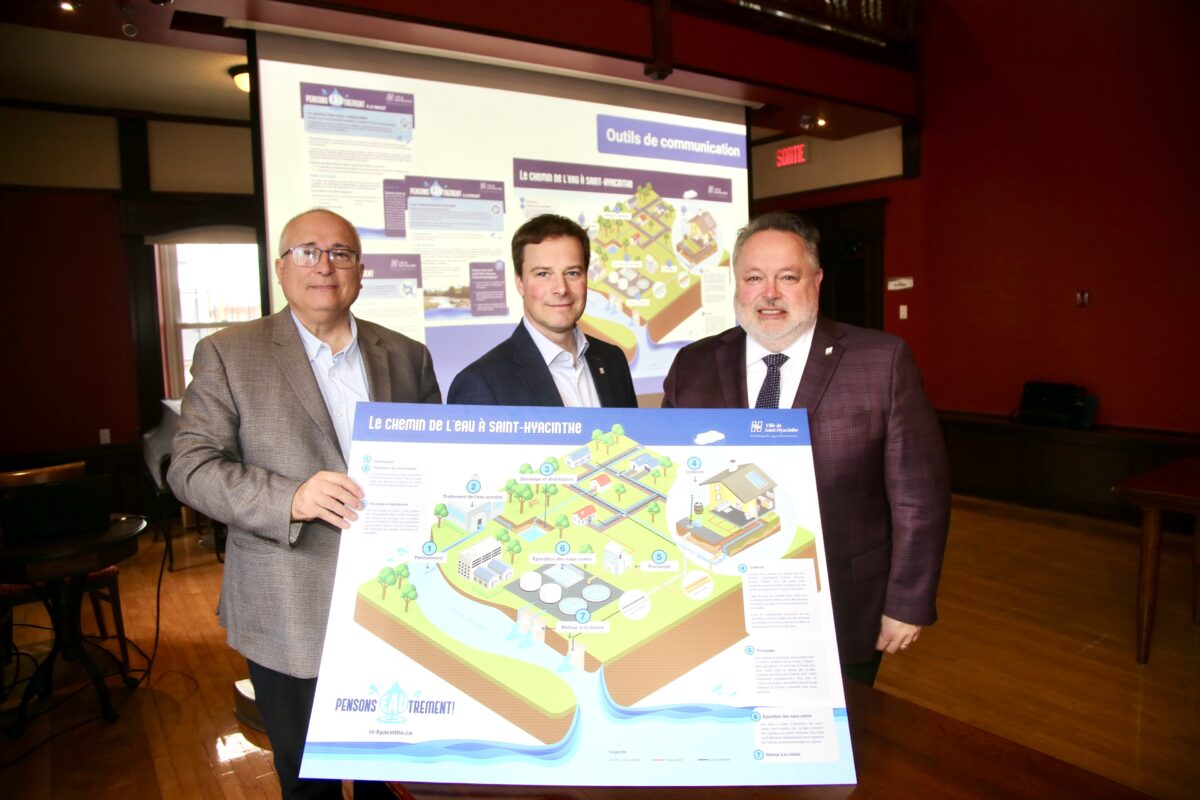 Le conseiller technique aux infrastructures de la Ville de Saint-Hyacinthe, Jocelyn Bazinet, le directeur du Service du génie, Alexandre Lamoureux, et le maire de Saint-Hyacinthe, André Beauregard. Photo Robert Gosselin | Le Courrier ©