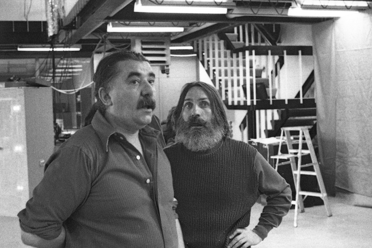 Roland Laroche et Jean-Paul Mousseau discutent de la scénographie du Show Total Baudelaire. Photo Centre d’histoire de Saint-Hyacinthe, Fonds CH118 Jacques Bernier
