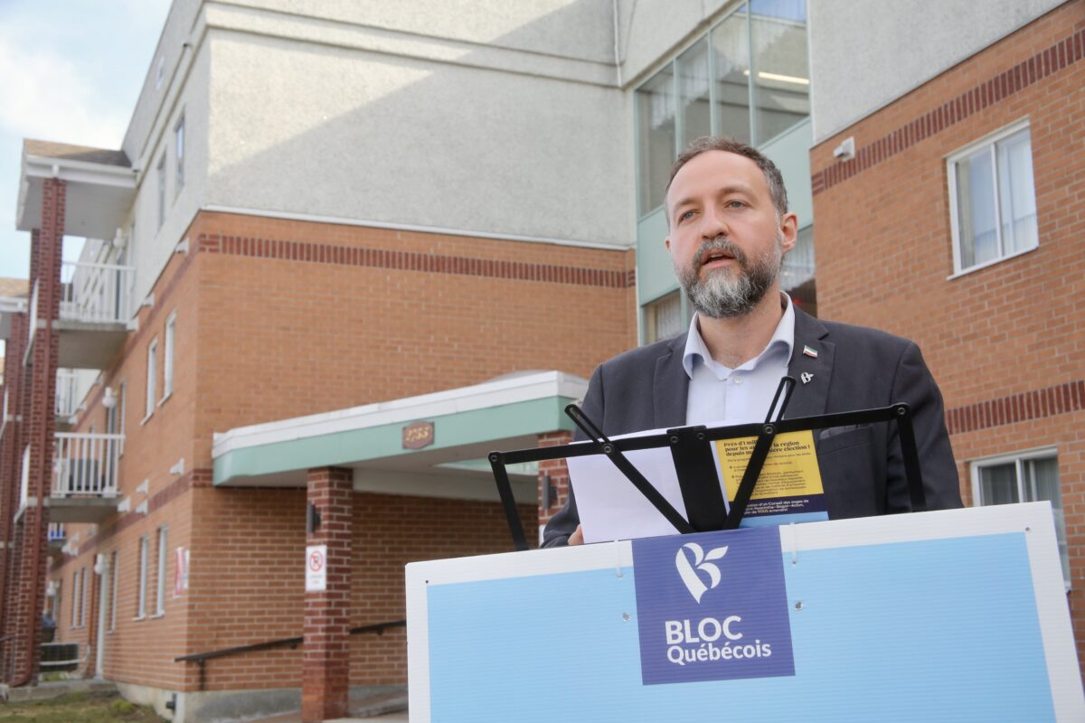 Simon-Pierre Savard-Tremblay a tenu un point de presse devant la résidence pour aînés Les Jardins des Frênes de Saint-Hyacinthe, le 14 avril. Photo Robert Gosselin | Le Courrier ©