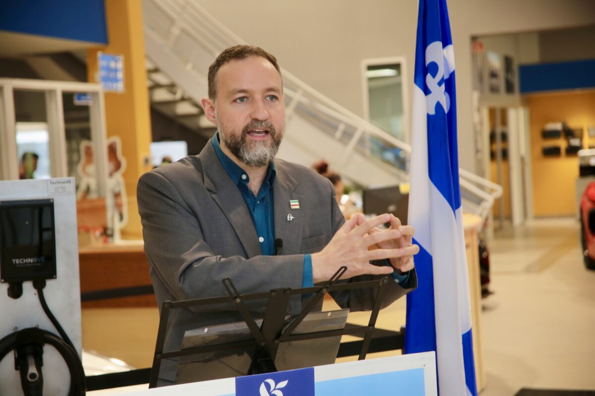Le candidat bloquiste Simon-Pierre Savard-Tremblay promet d’organiser une mission économique à Washington avec des acteurs de la région s’il est réélu le 28 avril. Photo Robert Gosselin | Le Courrier ©