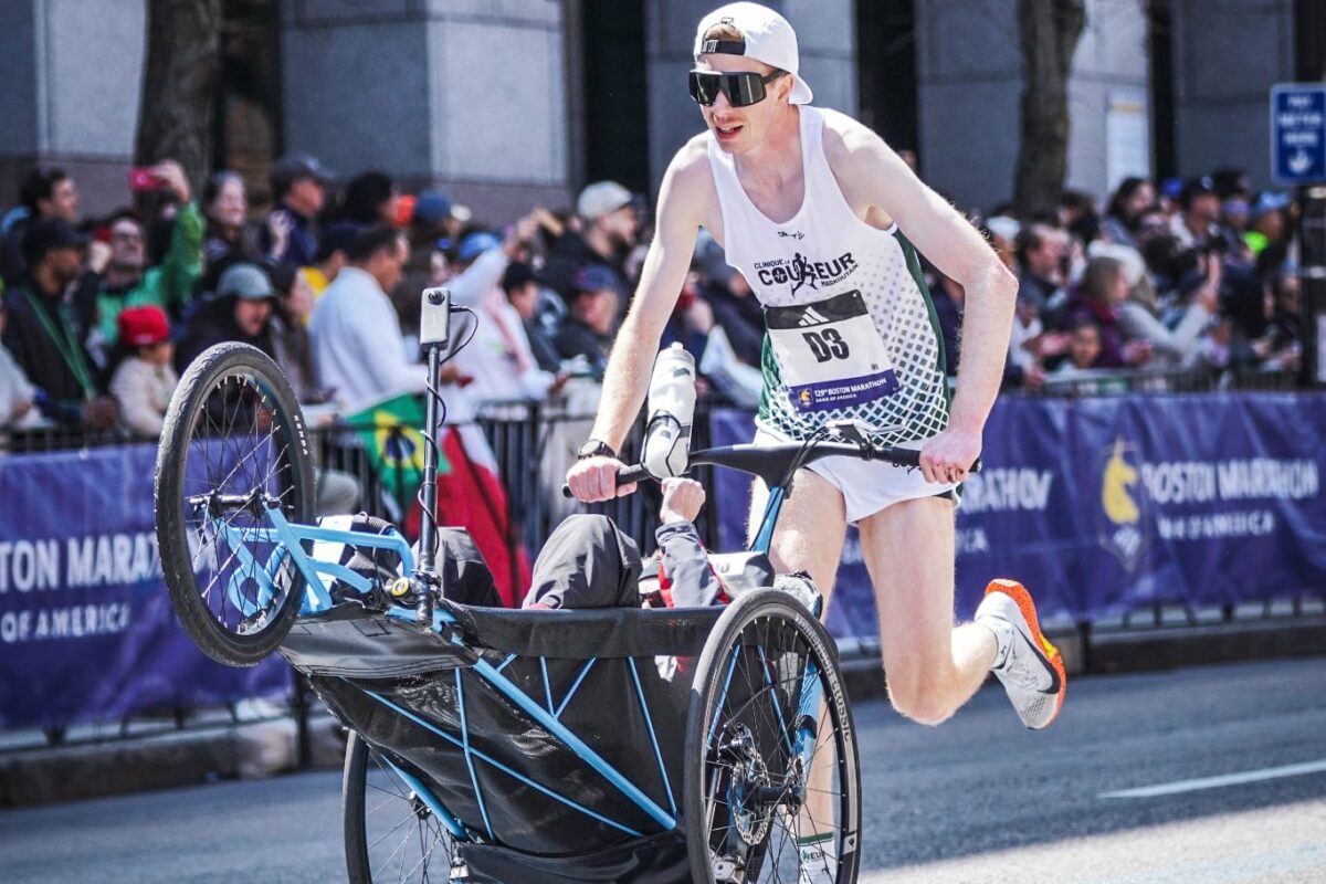 À la suite d’un bris mécanique, Julien Pinsonneault a terminé l’épreuve de course partagée du marathon de Boston en utilisant seulement les roues arrière du fauteuil qu’il poussait. Photo gracieuseté