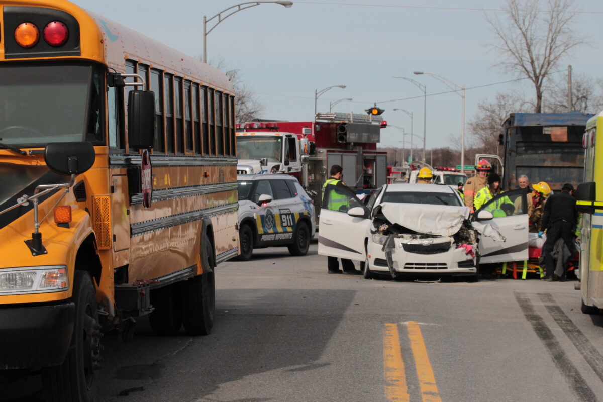 L’obligation pour un autobus d’arrêter au passage à niveau d’une voie ferrée inutilisée a causé un accident sur la route 235 à Saint-Pie, le 2 avril. Photo Adam Bolestridge | Le Courrier ©