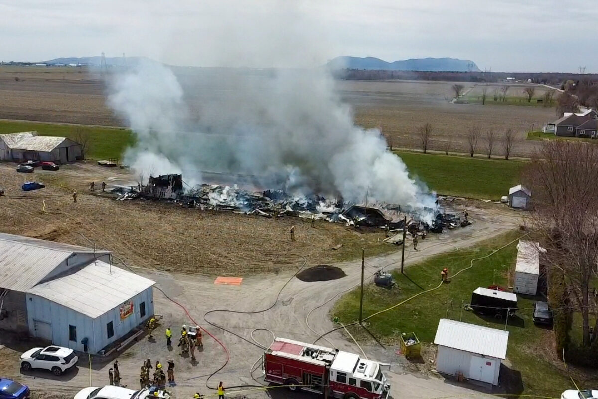 Un entrepôt a complètement été ravagé par les flammes sur la Ferme Gami, à La Présentation, le 25 avril. Photo Adam Bolestridge | Le Courrier ©