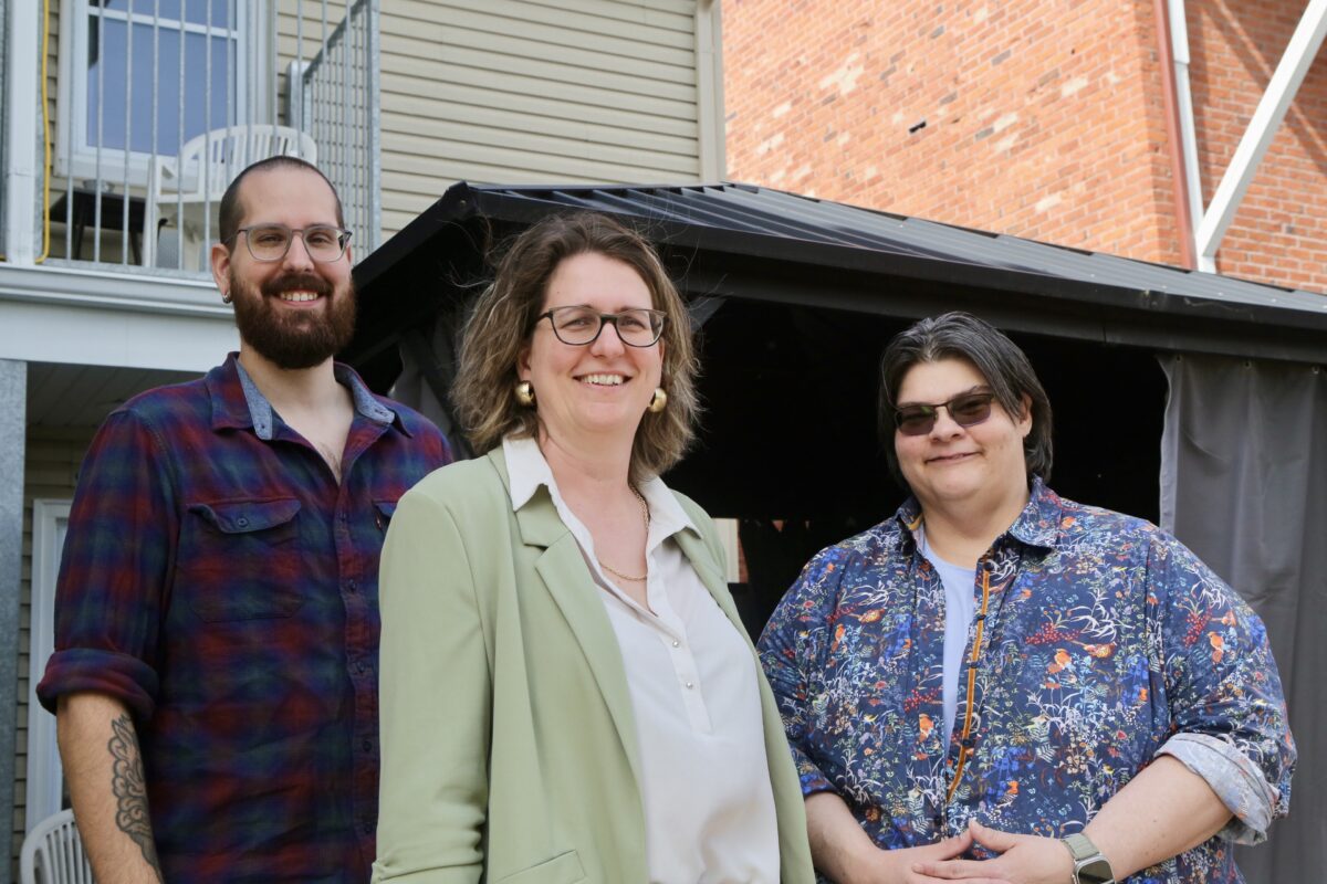 Frédérik Morel, conseiller au Collectif de défense des droits de la Montérégie, Sylvie Tétreault, coordonnatrice au Trait d’union montérégien, et Myriam Duquette, directrice générale de Contact Richelieu-Yamaska. Photo Robert Gosselin ǀ Le Courrier ©