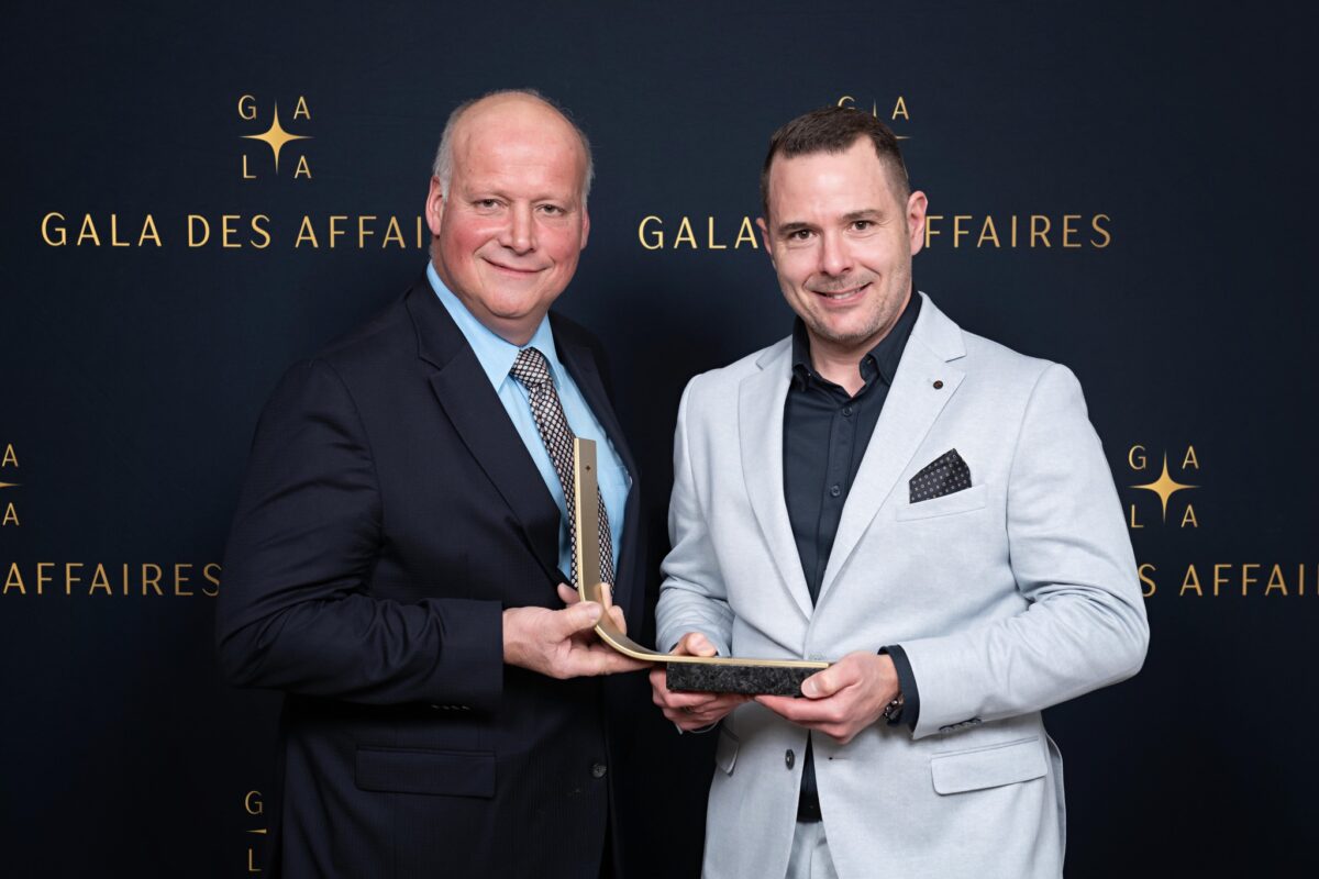 Le président et fondateur de la Station Agro-Biotech, Jonathan Robin, a reçu le Grand Prix des affaires des mains du préfet de la MRC des Maskoutains, Simon Giard. Il est aussi reparti avec le prix Innovation. Photo Patrick Roger