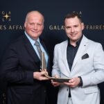 Le président et fondateur de la Station Agro-Biotech, Jonathan Robin, a reçu le Grand Prix des affaires des mains du préfet de la MRC des Maskoutains, Simon Giard. Il est aussi reparti avec le prix Innovation. Photo Patrick Roger