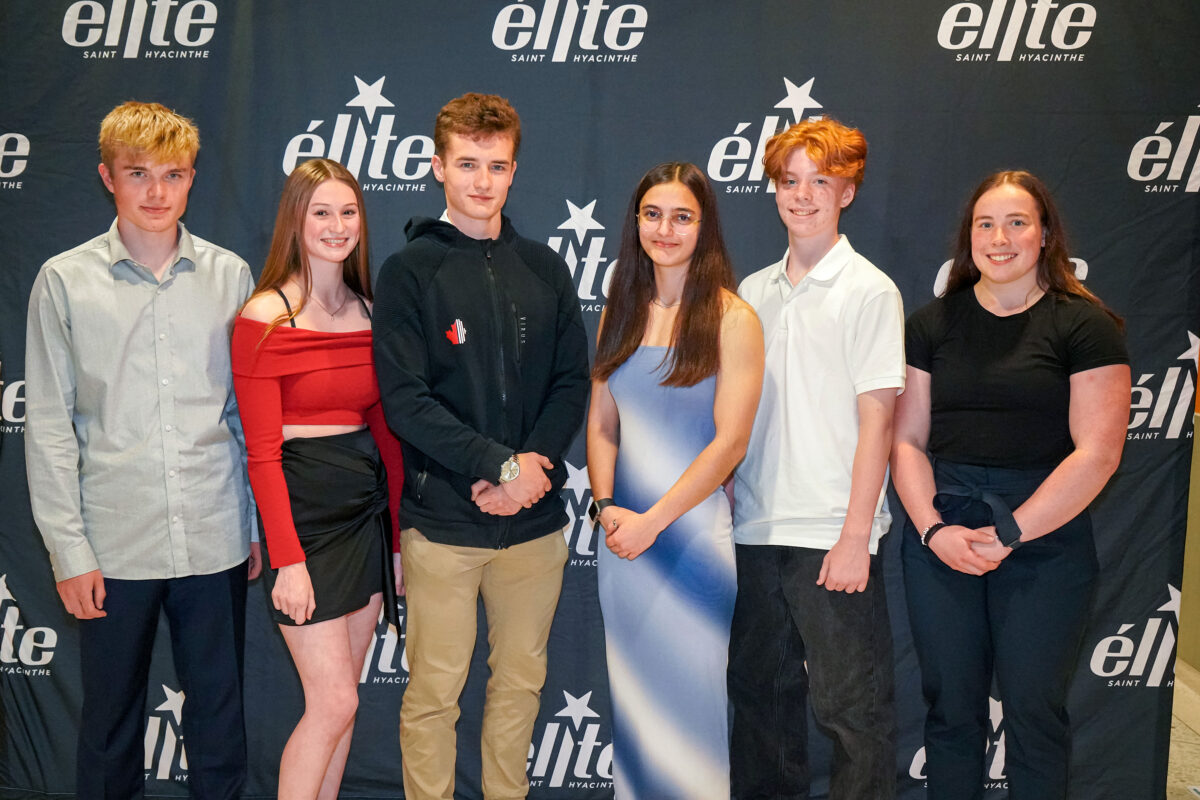 Sur la photo, les récipiendaires des bourses d’excellence distribuées parmi la soixantaine d’athlètes récompensés lors du gala de Saint-Hyacinthe Élite. De gauche à droite, on aperçoit le cycliste Justin Demers, la nageuse artistique Amanda Lévesque, l’haltérophile Félix Gervais-Lefebvre, l’athlète de Ninja Warrior Lilia Pelletier, le karatéka Félix-Antoine Marquis et l’haltérophile Charlotte Simoneau. Photo François Larivière | Le Courrier ©