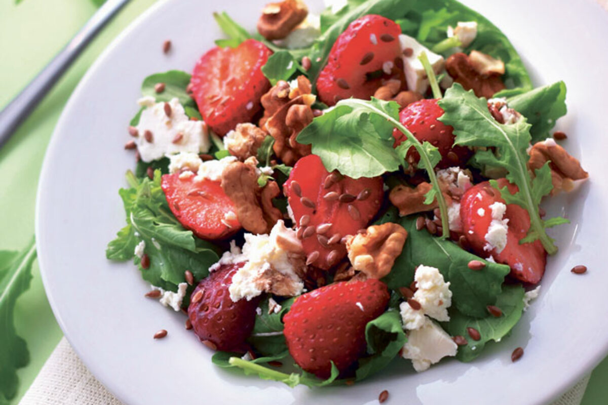 Salade fraîche aux fraises 
et aux noix caramélisées