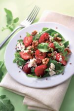 Salade fraîche aux fraises  et aux noix caramélisées
