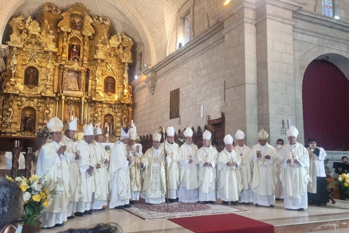 L’évêque du Diocèse de Saint-Hyacinthe, Mgr Rodembourg, a eu la chance de croiser Mgr Prevost, qui est désormais le nouveau pape Léon XIV, lors d’un voyage au Pérou en 2021. Sur la photo, le nouveau pape est le troisième à partir de la droite. Photo gracieuseté