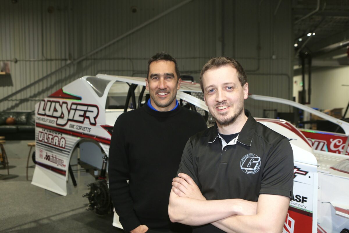 Le promoteur maskoutain Dominic Lussier et son assistant, Charles-Olivier Lampron, ont mis la table à une nouvelle saison à l’Autodrome Granby et au RPM Speedway. Photo Robert Gosselin | Le Courrier ©