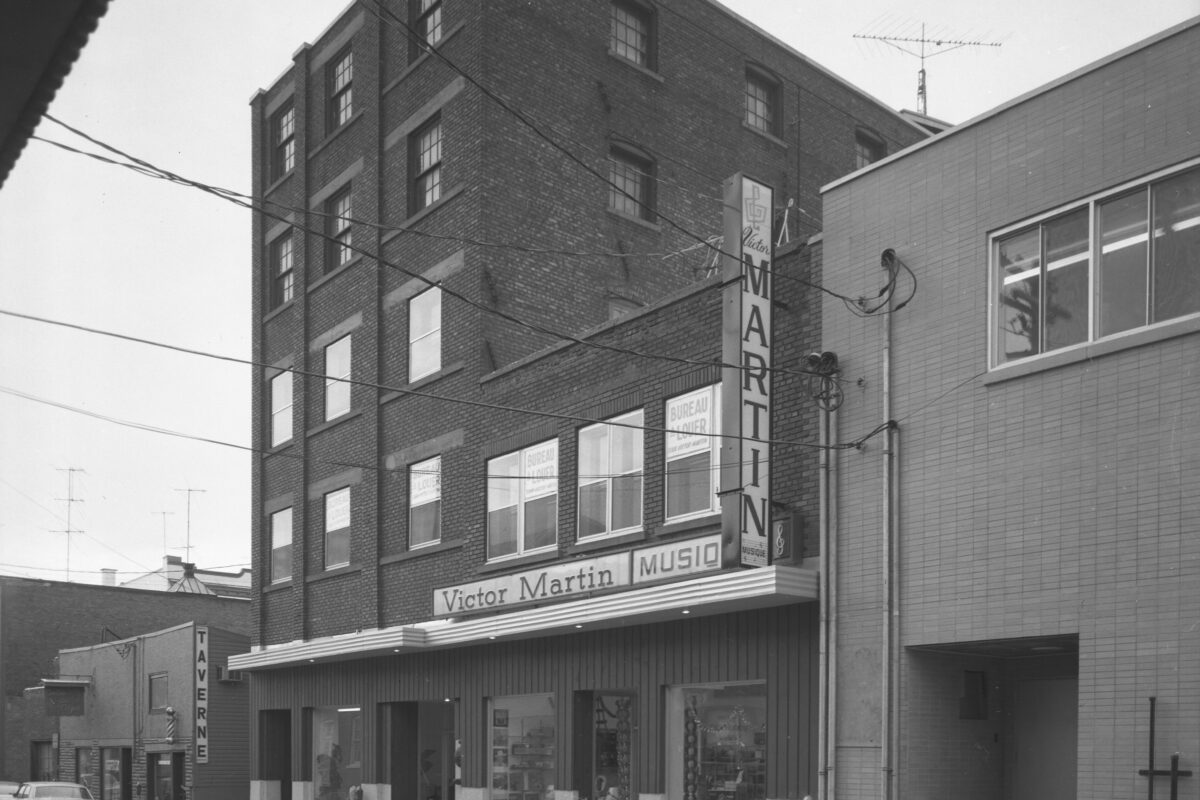 Photo avant : magasin de musique Victor Martin sur l’avenue Mondor. Centre d’histoire de Saint-Hyacinthe, Fonds CH116 Studio Lumière�