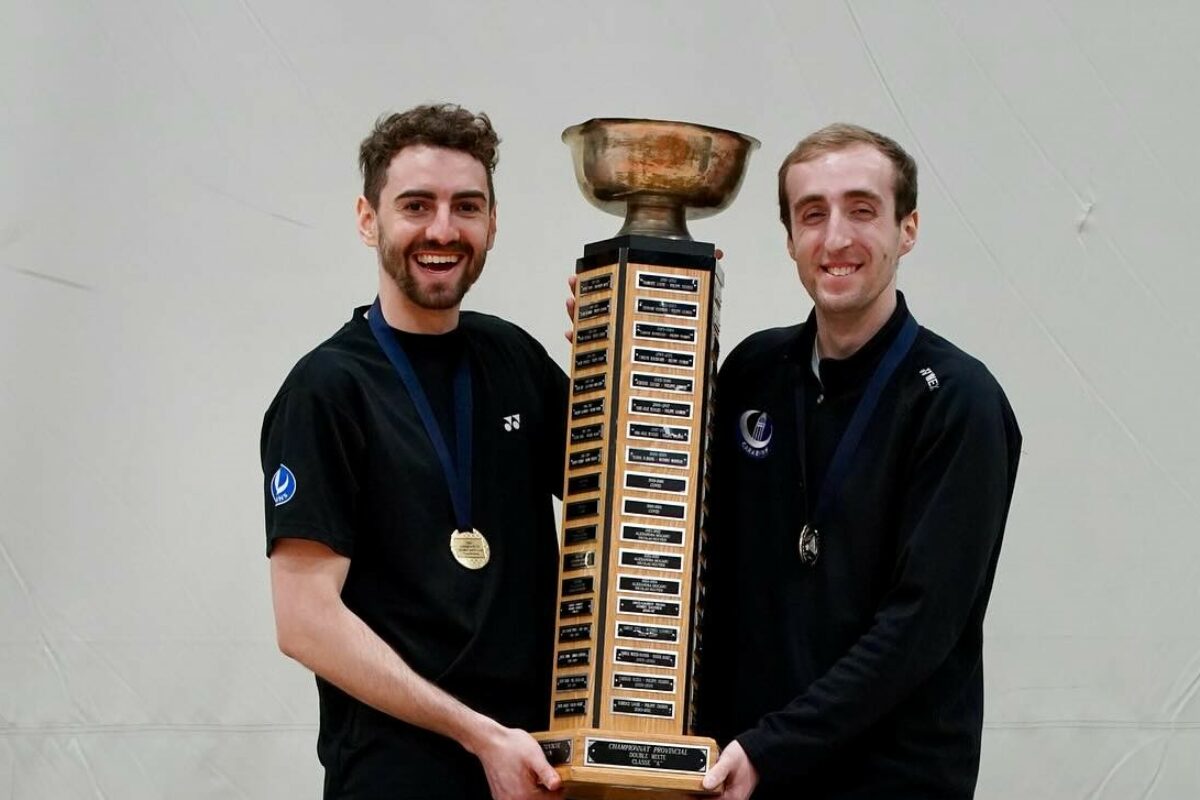 Avec son partenaire Joric Goulet (à gauche), Félix-Antoine Vadnais a remporté pour la première fois le championnat provincial de badminton en double masculin dans la classe A. Photo gracieuseté