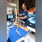 La station Pièces anatomiques multiespèces, radiographie grands animaux du CHUV avec Anaïs Petitjean, étudiante au doctorat en médecine vétérinaire (au premier plan), et Andréanne Théoret, étudiante au doctorat en médecine vétérinaire. Photo François Larivière | Le Courrier ©