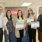 Les lauréats de l’équipe de rédaction du Courrier de Saint-Hyacinthe, qui ont remporté quatre prix aux Grands Prix des hebdos, en compagnie de l’éditeur Benoit Chartier, à gauche. Photo Robert Gosselin | Le Courrier ©