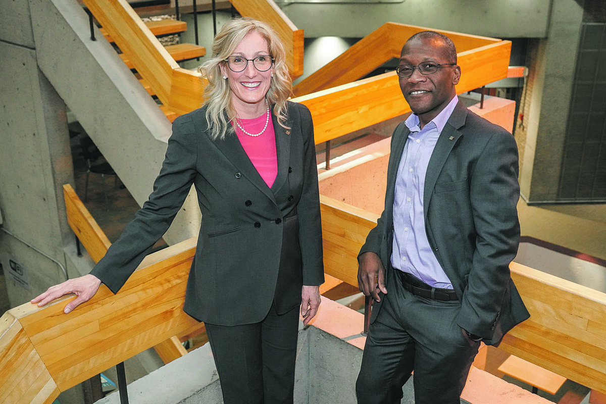 Le président du conseil d’administration du Cégep de Saint-Hyacinthe, Joseph Noumbissi, a remis sa démission. On le voit ici en compagnie de la directrice générale par intérim du Cégep, Fanie-Claude Brien. Photothèque | Le Courrier ©