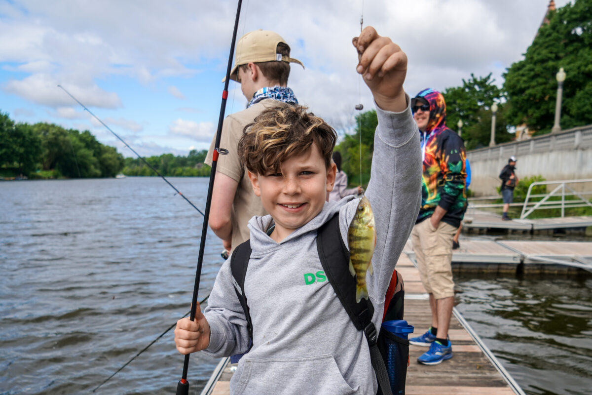 En plus d’apprendre les rudiments de la pêche, les jeunes participants repartiront avec un certificat qui fera office de permis de pêche jusqu’à leurs 18 ans. Photo François Larivière | Le Courrier ©