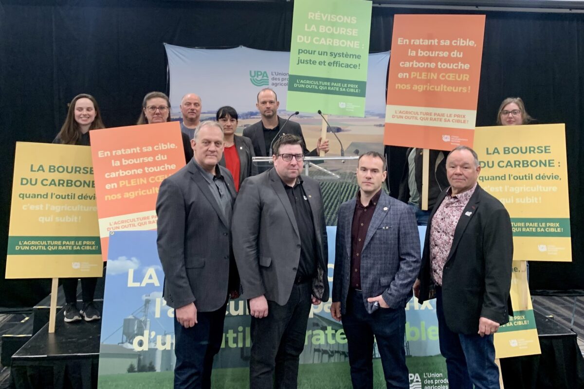 La Fédération de l’UPA de la Montérégie et des agriculteurs de la région étaient réunis le 1er mai pour demander la révision du système actuel de la bourse du carbone. Photo Fédération de l’UPA de la Montérégie
