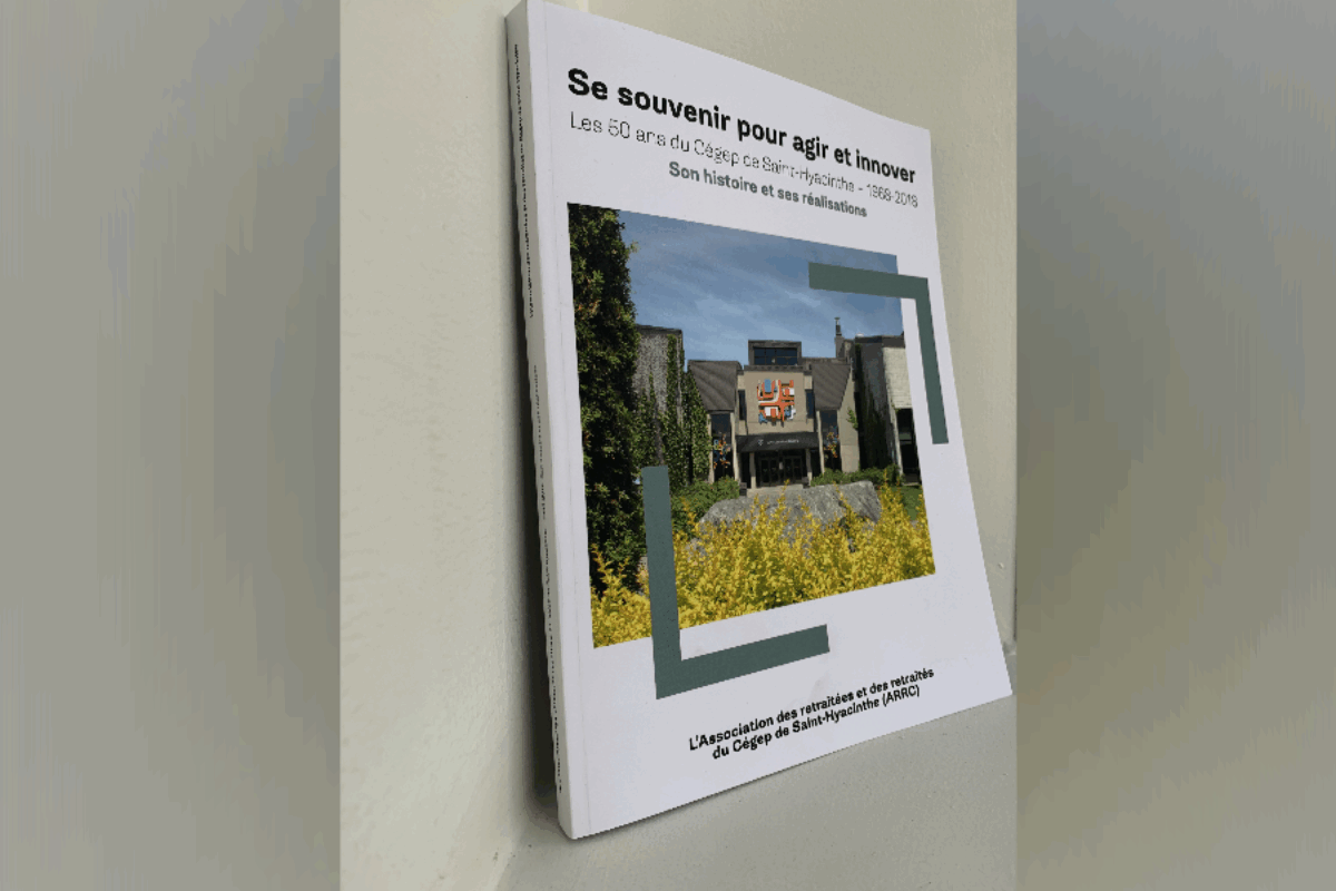 Un livre sur les 50 ans du Cégep de Saint-Hyacinthe a été réalisé par l’Association des retraitées et retraités du Cégep de Saint-Hyacinthe. Photo | Le Courrier ©