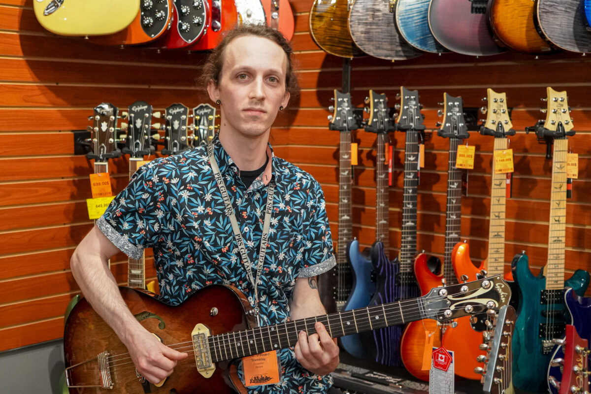 Le gérant du Centre de musique Victor de Saint-Hyacinthe, Tristan Brassard-Tremblay. Photo François Larivière | Le Courrier ©