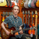 Le gérant du Centre de musique Victor de Saint-Hyacinthe, Tristan Brassard-Tremblay. Photo François Larivière | Le Courrier ©
