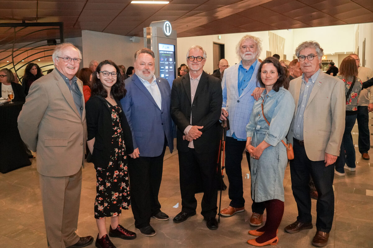 De nombreuses personnes ont rendu hommage à Marcel Blouin (au centre) avant son départ à la retraite après 25 ans comme directeur général et artistique d’Expression. Sur la photo, on le voit en compagnie de Jean-Marie Pelletier (ancien président d’Expression), Océanne De Billy (attachée politique du député Simon-Pierre Savard-Tremblay), André Beauregard (maire de Saint-Hyacinthe), Daniel LeBlond (président d’Expression), Marie-France Daigneault Bouchard (administratrice d’Expression) et Guy Choquette (ancien président d’Expression). Photo François Larivière | Le Courrier ©